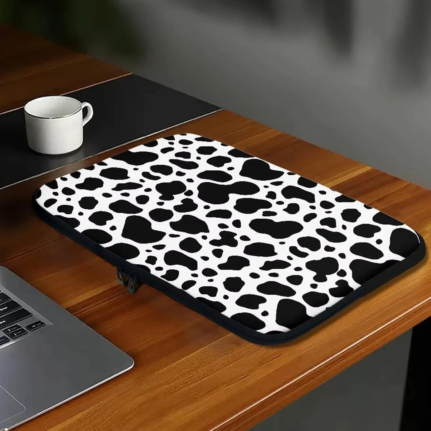 Gomyblomy Cow Print 15 Inch Durable Computer Bag, Portable Waterproof Laptop Case, Lightweight Shockproof Briefcase, Computer Decoration for Men & Women