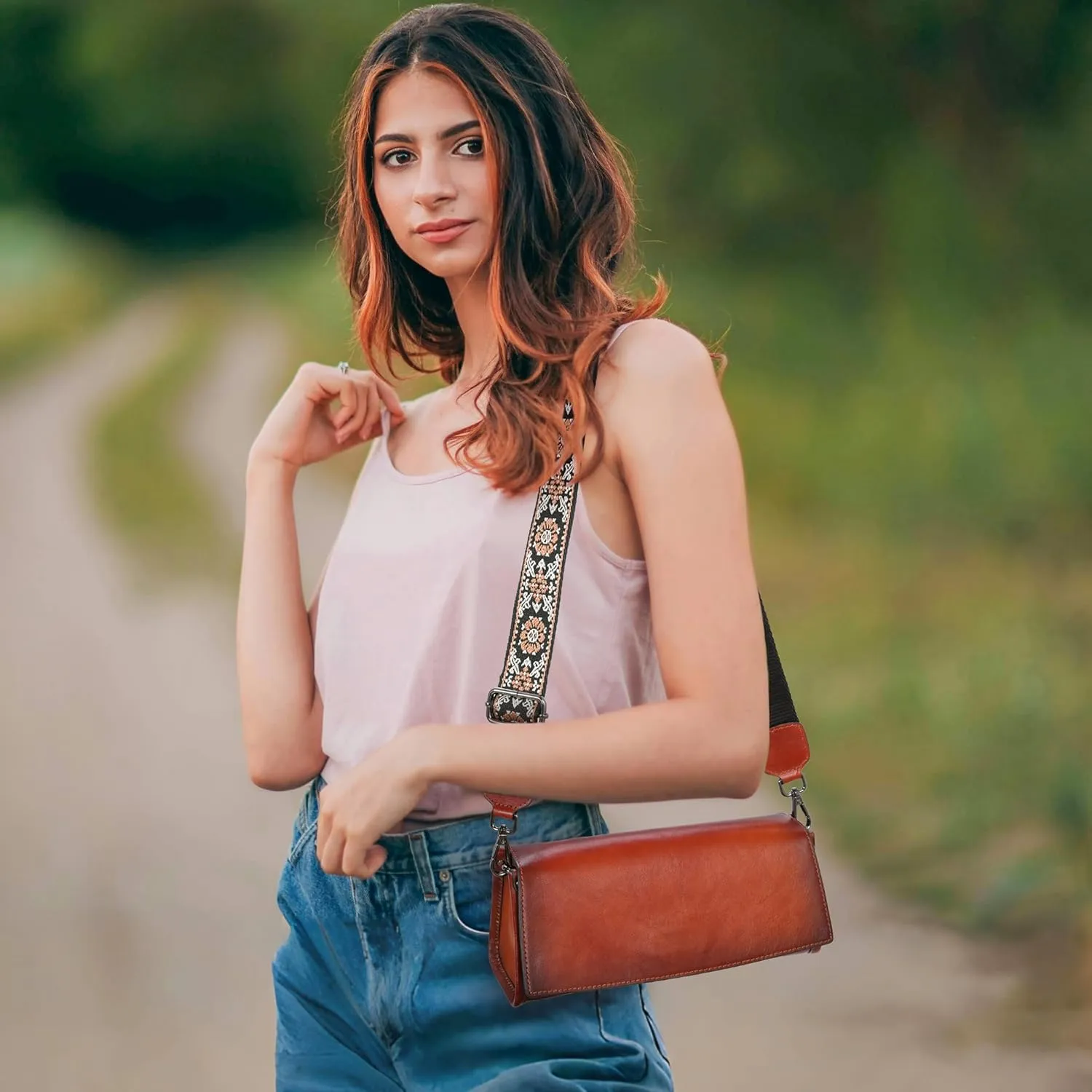 Iswee Leather Purses for Women Crossbody Bag Vintage Flap Saddle Purse Zipper Women’s Shoulder Handbags with 3 Straps