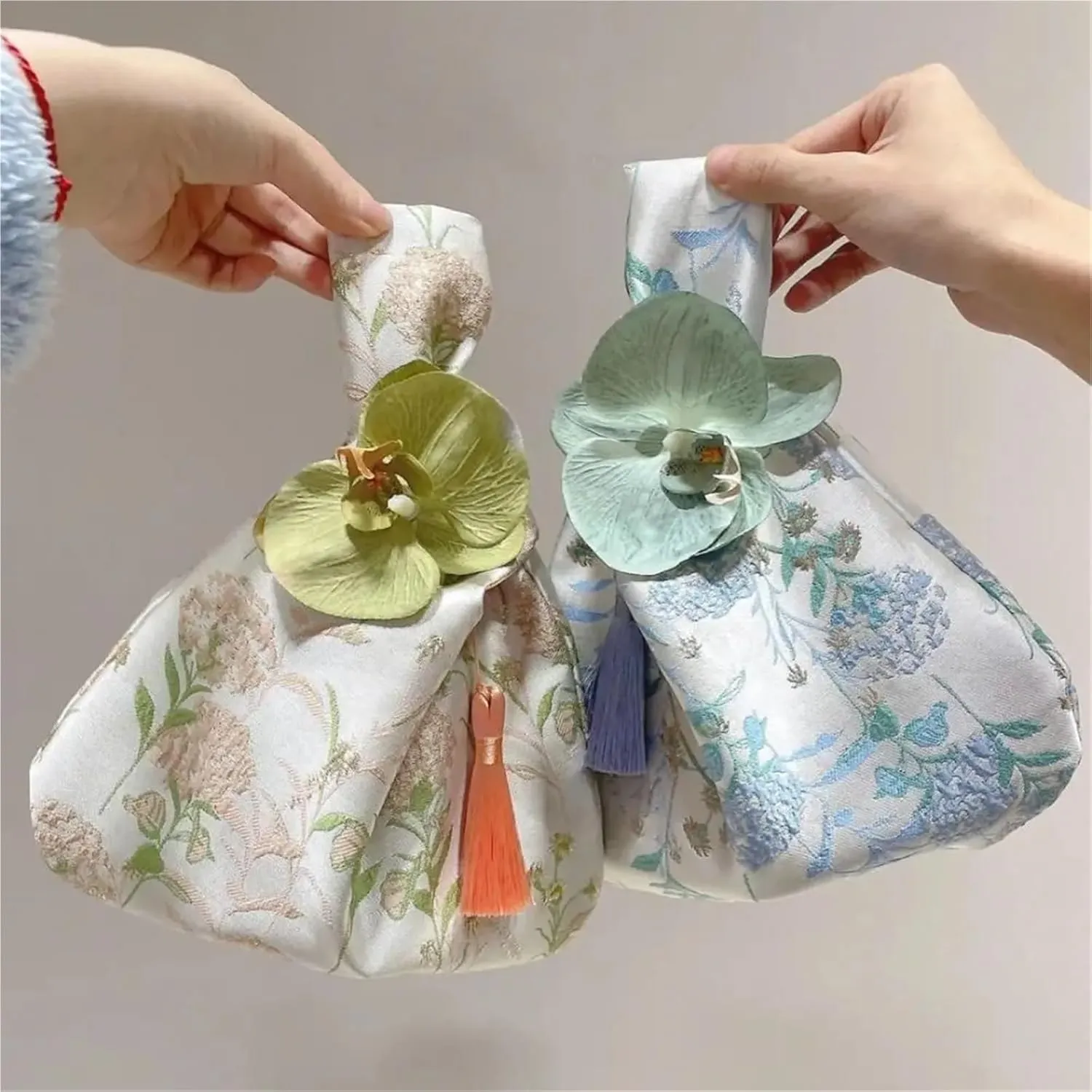 Knot Wrist Bag Storage Bags Flower Pendant Temperament Cheongsam Accessories Handbag Small Item Pouch Tassel Knot Wrist Bag