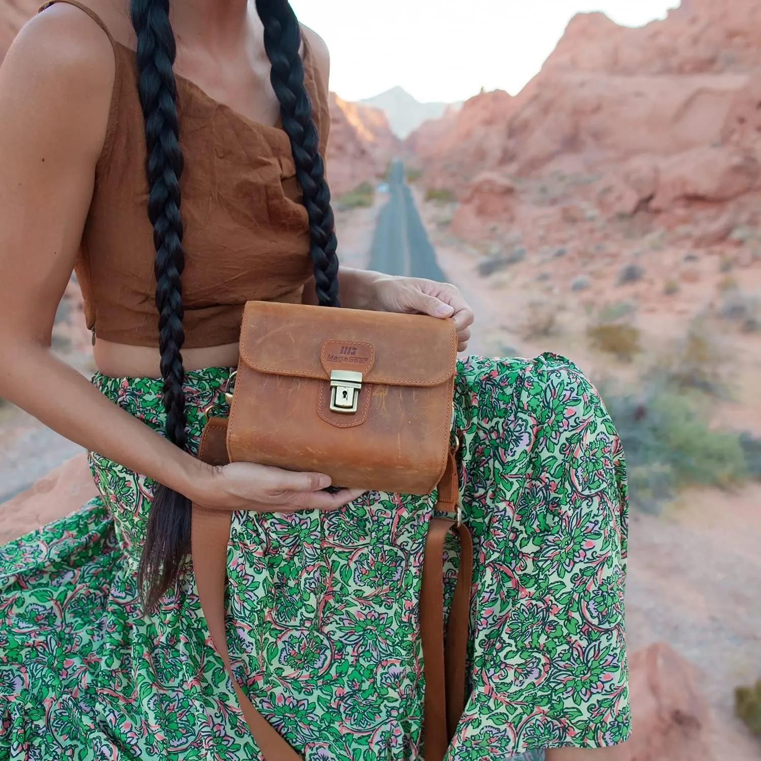 MegaGear Pebble Genuine Leather Camera Messenger Bag for Mirrorless, Instant and DSLR Cameras