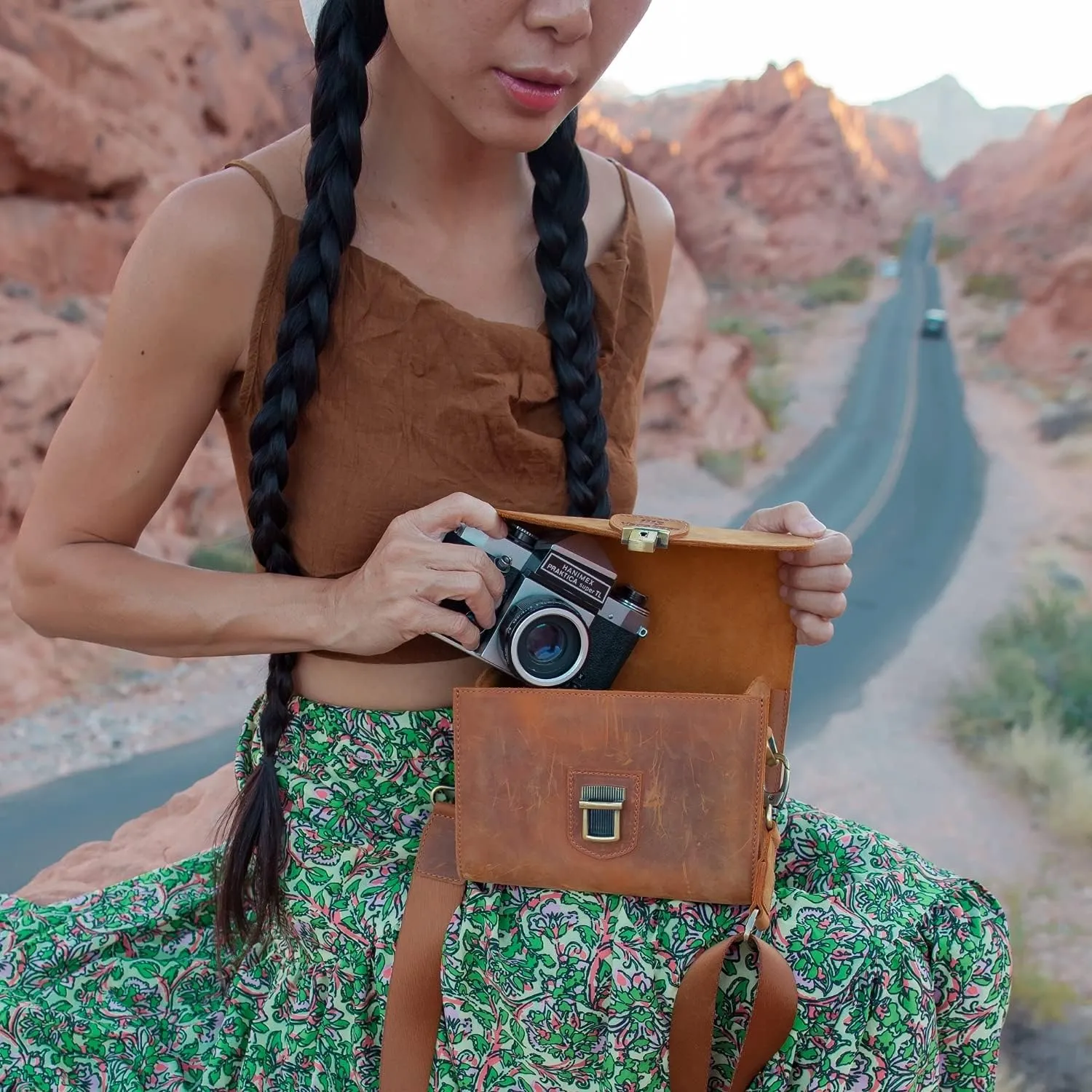 MegaGear Pebble Genuine Leather Camera Messenger Bag for Mirrorless, Instant and DSLR Cameras
