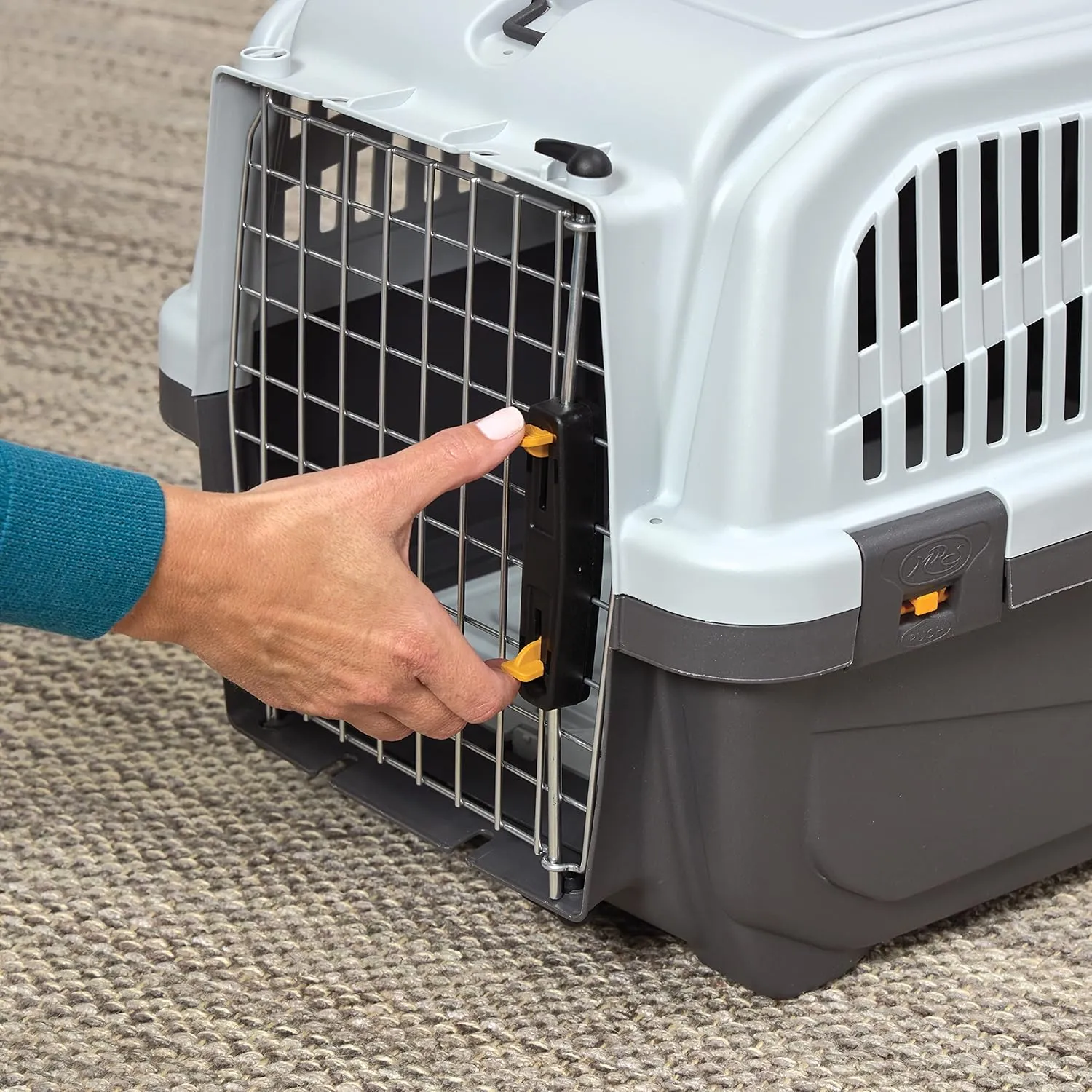 Midwest Homes for Pets Skudo 24” Plastic Cat Carrier with Integrated Litter pan
