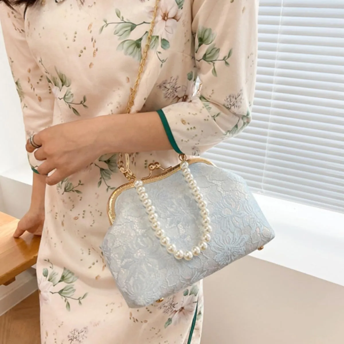 Vintage Pearl Purses for Women with Embroidered Floral Lace Large Capacity Evening Handbag Shoulder Crossbody Bags